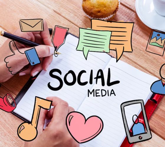 Infographic illustrating social media marketing tips for small businesses, highlighting key steps in the marketing process.